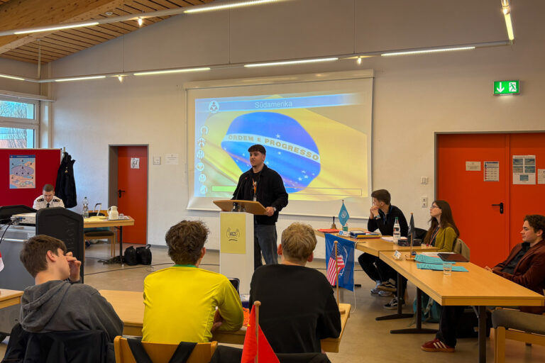 Frieden, Konflikte, uneindeutige Verträge: Planspiel zum Weltfrieden im Schulverbund